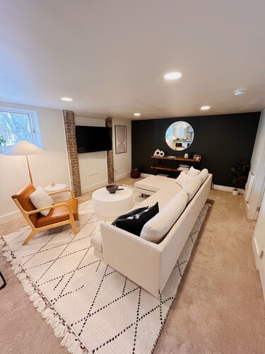 Cozy 2 bed apartment in the heart of SE Portland. Full kitchen & washer dryer!