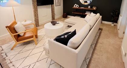 Cozy 2 bed apartment in the heart of SE Portland. Full kitchen & washer dryer!