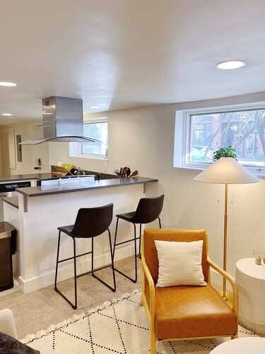 Cozy 2 bed apartment in the heart of SE Portland. Full kitchen & washer dryer!