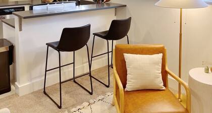 Cozy 2 bed apartment in the heart of SE Portland. Full kitchen & washer dryer!