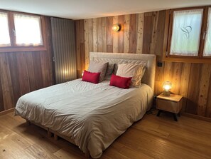 4 bedrooms, desk, iron/ironing board, travel crib