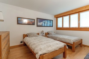 4 bedrooms, iron/ironing board, WiFi, bed sheets