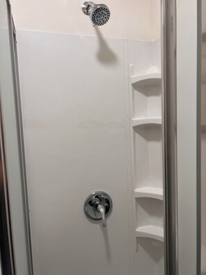 Shower, hair dryer, towels, soap - Detached Casita  studio charming Perris (Perris)