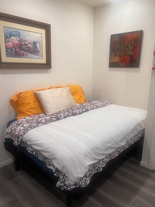 1 habitación, tabla de planchar con plancha, wifi y ropa de cama 