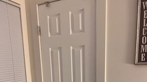 A white door with a black handle and a "WELCOME" sign above it. - Detached Casita  studio charming Perris (Perris)