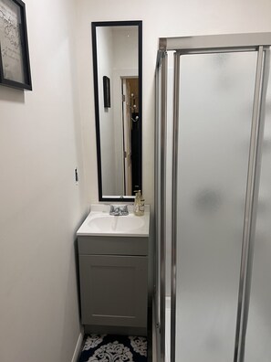 Dusche, Haartrockner, Handtücher, Seife