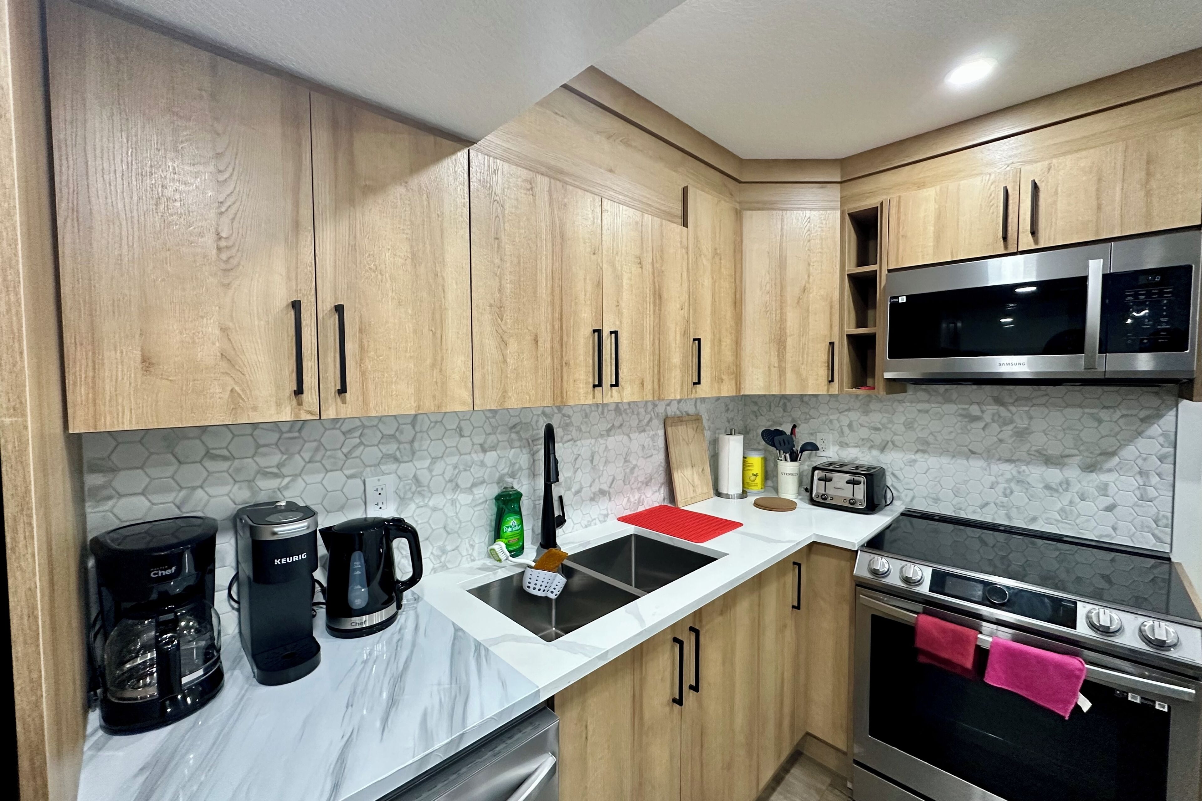 Kjøleskap, mikrobølgeovn, ovn og kokeplater