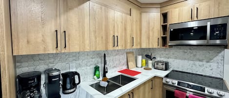 Jääkaappi, mikroaaltouuni, uuni, liesi