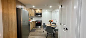 Sleek Guest Retreat | 16 - 20 mins to YEG & WEM | Cozy Comfort