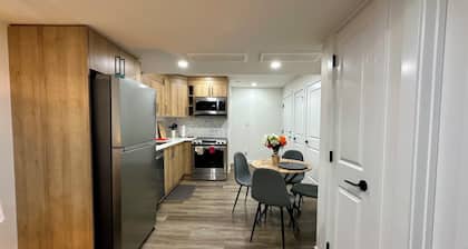 Sleek Guest Retreat | 16 - 20 mins to YEG & WEM | Cozy Comfort