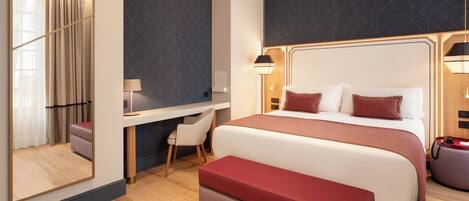 Una habitación de hotel moderna con una cama grande, un escritorio y un espejo.