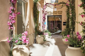 L’entrée d’un hôtel, avec une enseigne indiquant : « HÔTEL CATALONIA PUERTA DEL MAR ».