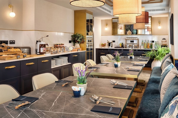 A modern dining area with a long table, chairs, and a sofa. - Catalonia Puerta Del Mar (Málaga)