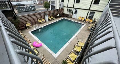 Studio efficiency 4 beds condo, 1 block from boardwalk. AC Pool WiFi Wildwood NJ