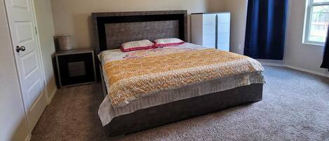 3 habitaciones, tabla de planchar con plancha, wifi y ropa de cama