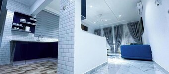 Spacious 18-bedroom villa in marvelous Sekondi-Takoradi with WiFi