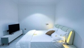 1 bedroom, WiFi - One-Bedroom Apartment with Balcony and City View #1 (Sekondi-Takoradi)