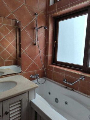 Dusche, Whirlpool, Haartrockner, Bidet