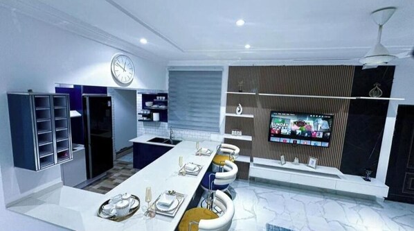 Dining - One-Bedroom Apartment with Balcony and City View #4 (Sekondi-Takoradi)