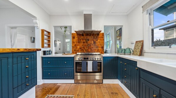 R�éfrigérateur, micro-ondes, four, plaque de cuisson