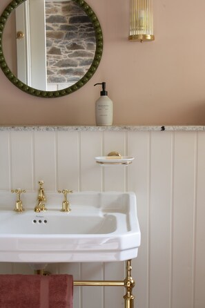 Regadera, toallas, jabón, papel de baño 