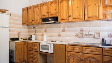 Fridge, oven, stovetop, coffee/tea maker