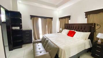 3 habitaciones, tabla de planchar con plancha, wifi y ropa de cama