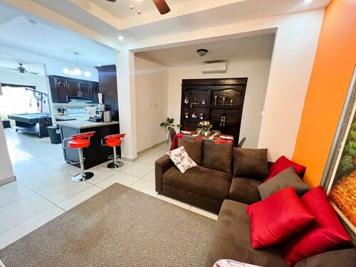 Confort and convenient townhouse. 3 bedrooms, 2.5 bathrooms, air conditioning.