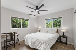 3 Schlafzimmer, Schreibtisch, Bügeleisen/Bügelbrett, Reisekinderbett