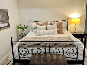 4 bedrooms, WiFi, bed sheets