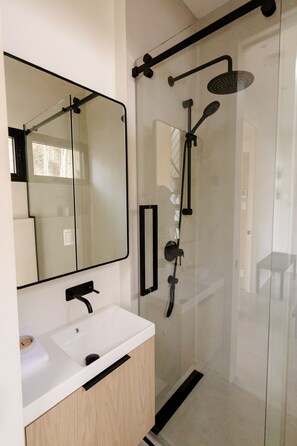 シャワー、ヘアドライヤー、タオル、石鹸