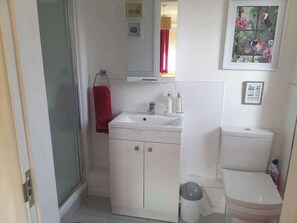Douche, sèche-cheveux, serviettes fournies