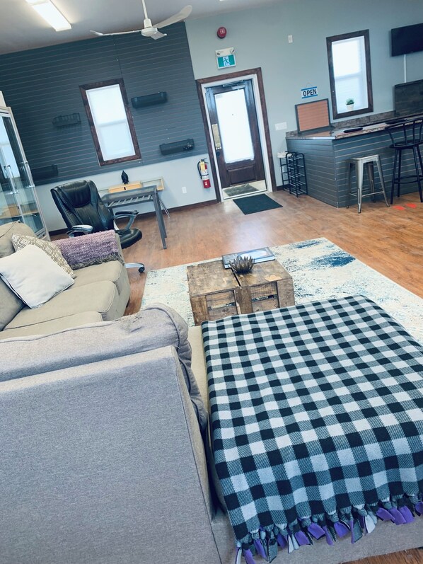 TV connectée, cheminée, jeux vidéo, lecteur de DVD