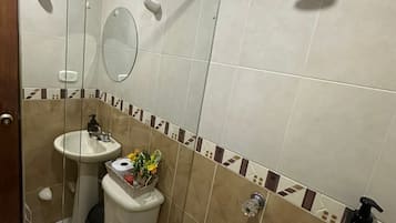 Douche, serviettes fournies, savon, papier toilette