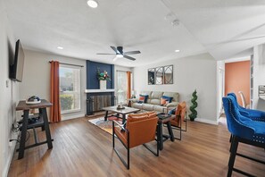 Smart TV, DVD player, video library - FIFA World Cup 2026 Worker/Media Haven! 2BR/2BA Condo, 30+ Day Stays, A/C, WiFi (Fort Worth)