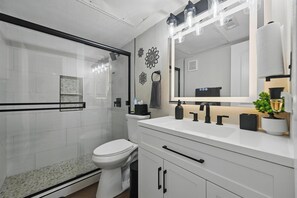 Dusche, HandtĂŒcher, Seife, Shampoo