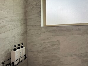 Hair dryer, towels, soap, shampoo - CozyStay EADO Apartment (Houston)
