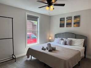 2 室のベッドルーム、WiFi (無料)、ベッドシーツ