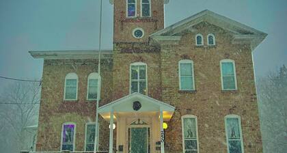Charming 1-bedroom in Italianate designed house in terrific Albion, NY