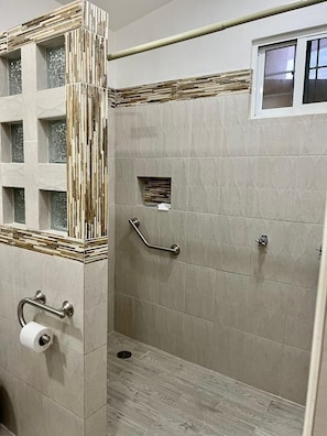 Dusche, Haartrockner, HandtĂŒcher, Seife