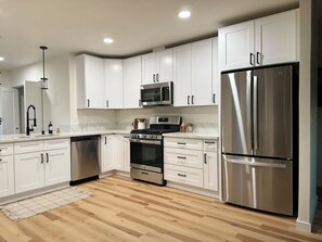 Een microgolfoven, een oven, een kookplaat, een vaatwasser