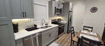 Modern new 1-Bedroom condo, sleeps 4, close to Ole Miss in wonderful Oxford