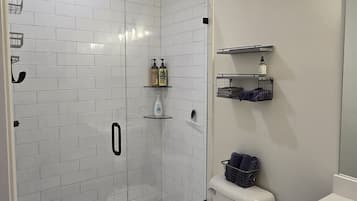 Douche, sĂšche-cheveux, serviettes fournies, savon