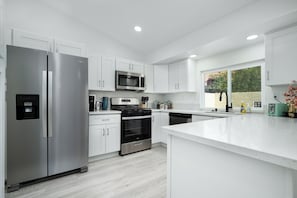 Geladeira, micro-ondas, fogão, cooktop