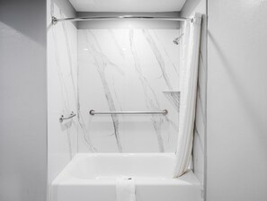 Standard Room, 1 King Bed | Laptop workspace, blackout drapes, soundproofing, iron/ironing board - Downtowner Inns - Houston Downtown (Houston)