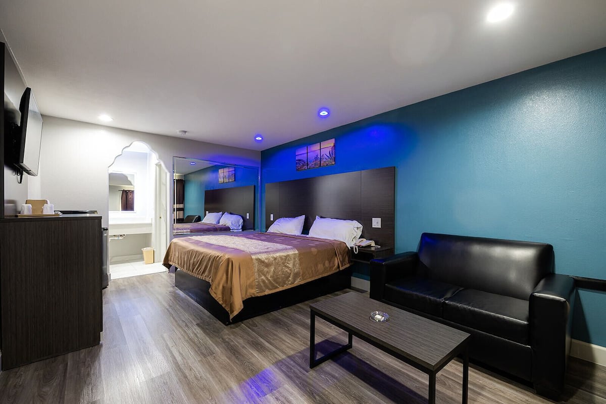 Standard Room, 1 King Bed | Laptop workspace, blackout drapes, soundproofing, iron/ironing board