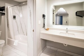 Bathtub, free toiletries, hair dryer, towels - Downtowner Inns - Houston Downtown (Houston)
