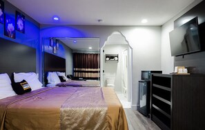 浪漫客房, 1 張特大雙人床 | 筆電工作空間、遮光布/窗簾、隔音、熨斗/熨衣板