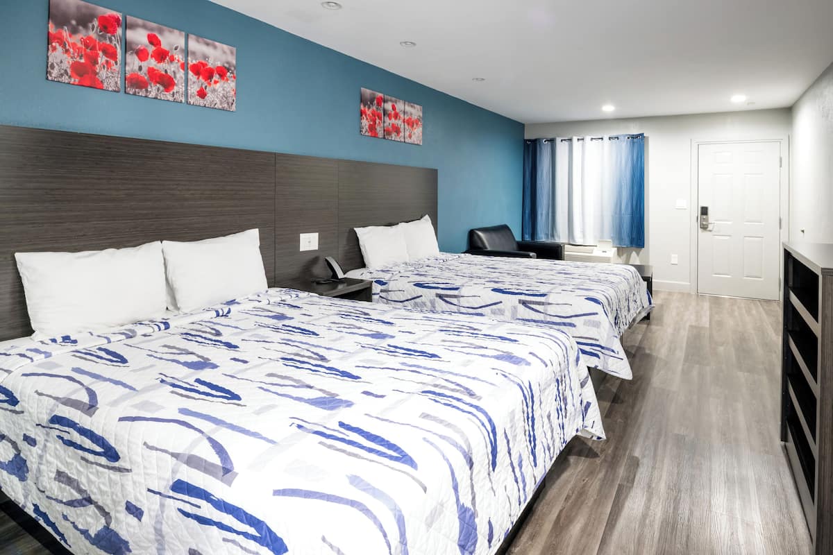 Rom – standard, 2 queensize-senger | Skrivebord for bærbar PC, blendingsgardiner og lydisolert