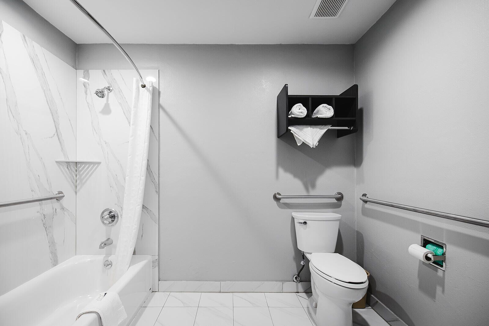 Un baño con ducha, inodoro y bañera.